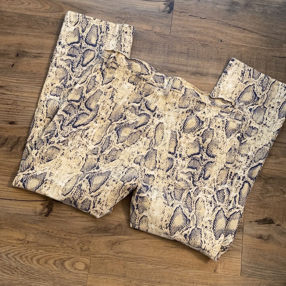 Snake / python printed capris